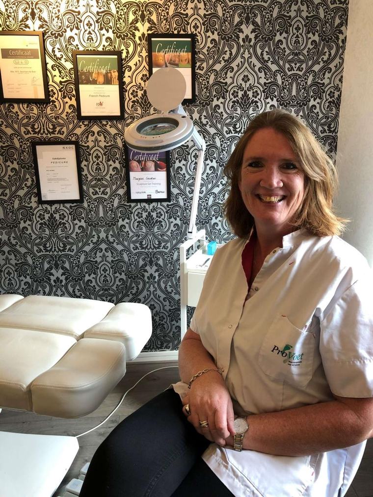 Margriet Geurtsen in haar pedicurepraktijk in Vathorst, met haar diploma's aan de wand