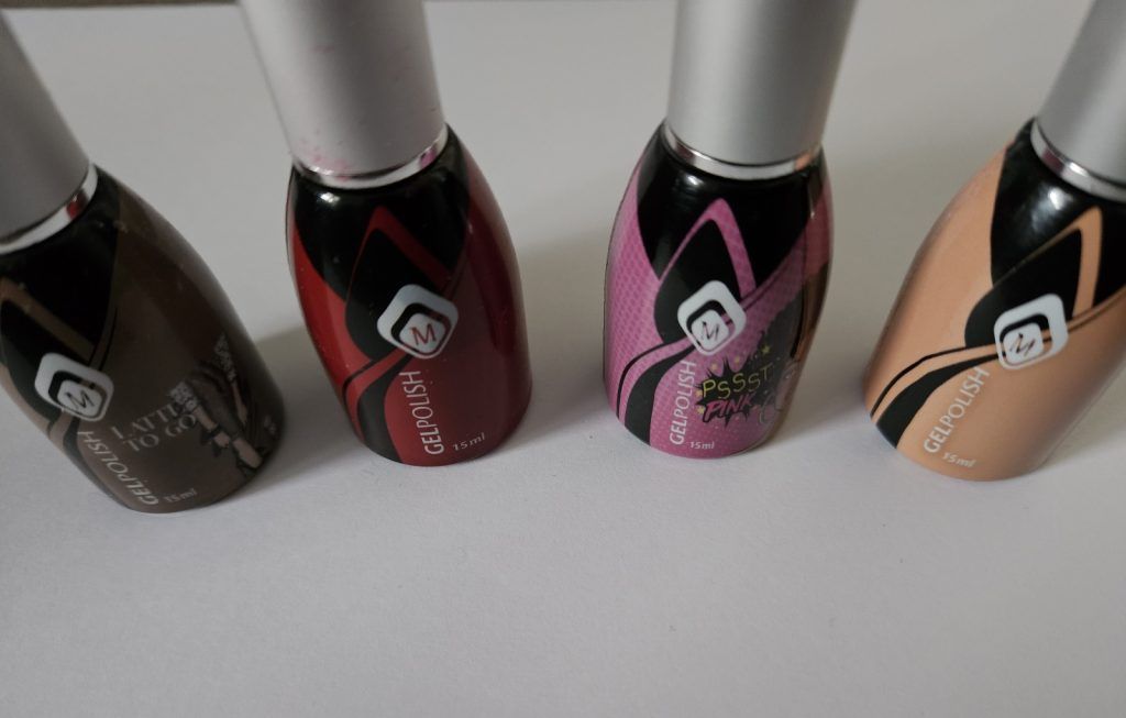 Vier flesjes Magnetic gelpolish in de kleuren bruin, rood, roze en nude