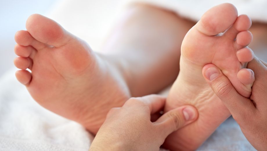 Voeten worden ontspannen gemasseerd tijdens een voetmassage
